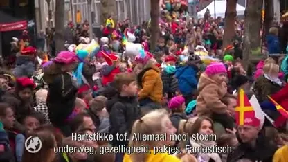 Sinterklaas aangekomen in Apeldoorn, duizenden kinderen juichen hem toe