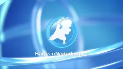 Behulpzame boeren trekken bus van HvNL-cameraman uit de blubber