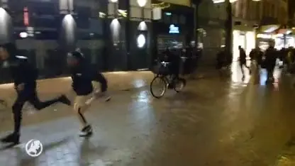 Zestig relschoppers belagen agenten in Groningen