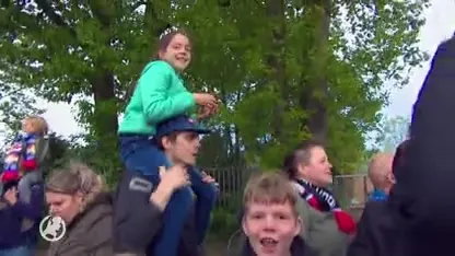 Honderden supporters zwaaien spelersbus Willem II uit