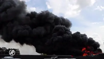 Hevige brand autobedrijf in De Lutte onder controle