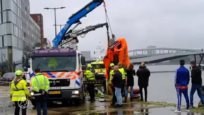 Duikers vinden Ferrari Mondial op bodem van IJ in Amsterdam
