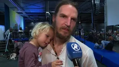 Uren in de rij in Houten voor een omhelzing