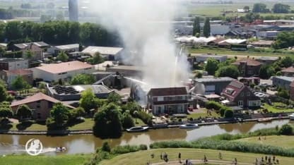 Grote uitslaande brand op bedrijventerrein in Bolsward