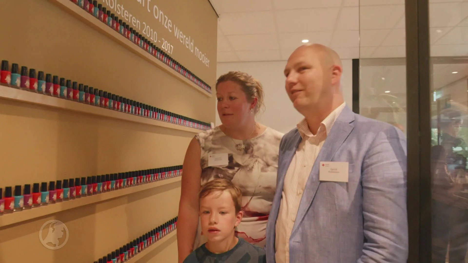 Monument onthuld voor nagellakheld Tijn
