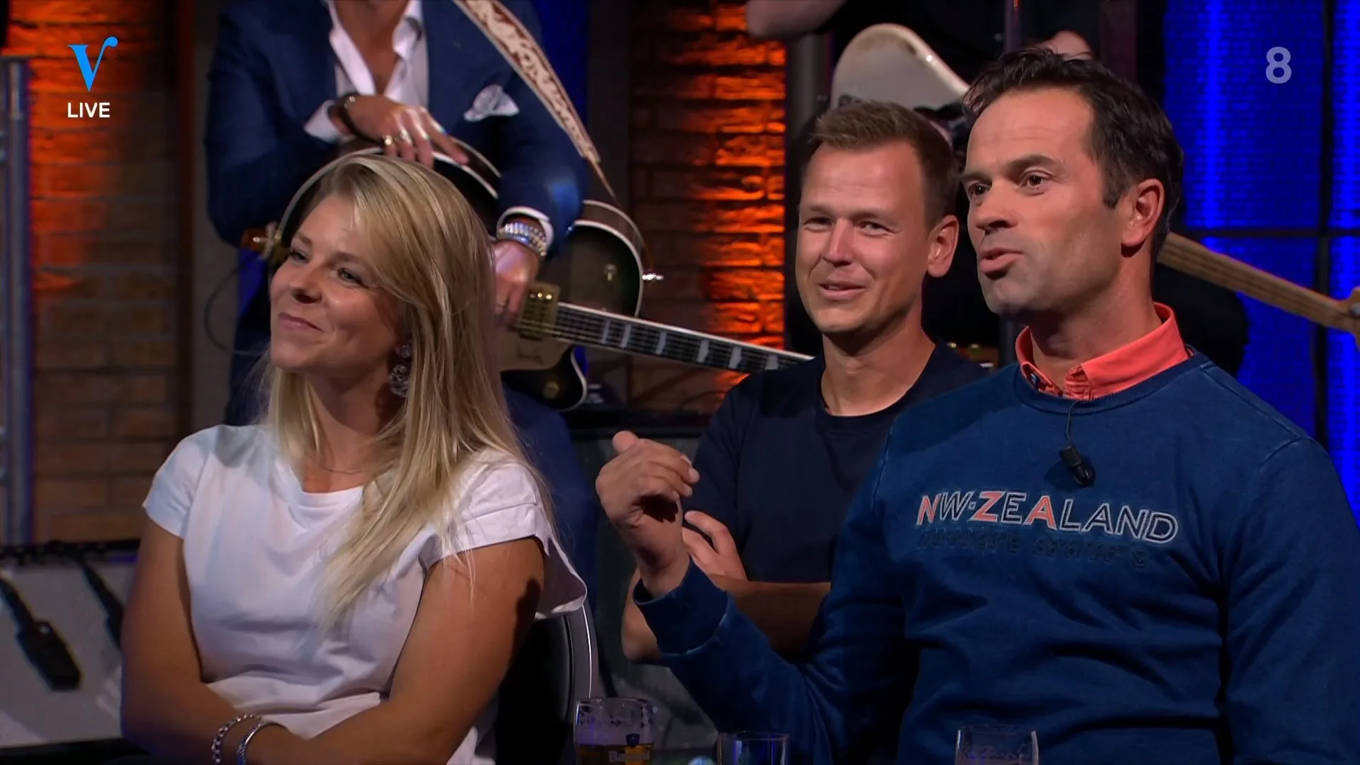 Bassanova is terug: 'Dit zijn mijn buurmeisjes'