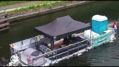 Nancy vaarde twee weken op een vlot door weer en wind voor het goede doel