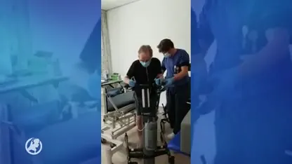 Ex-coronapatiënt Frans doet huwelijksaanzoek bij thuiskomst na zes weken in coma