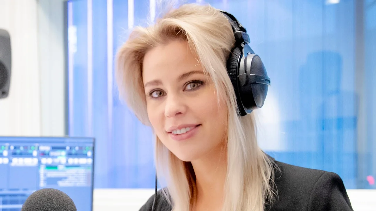 Celine_uit_de_kleren_voor_FHM-shoot_