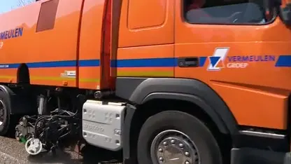 Chris ruimt op na ongelukken: 'Vandaag waren het mango's maar het had ook diesel of bloed kunnen zijn'