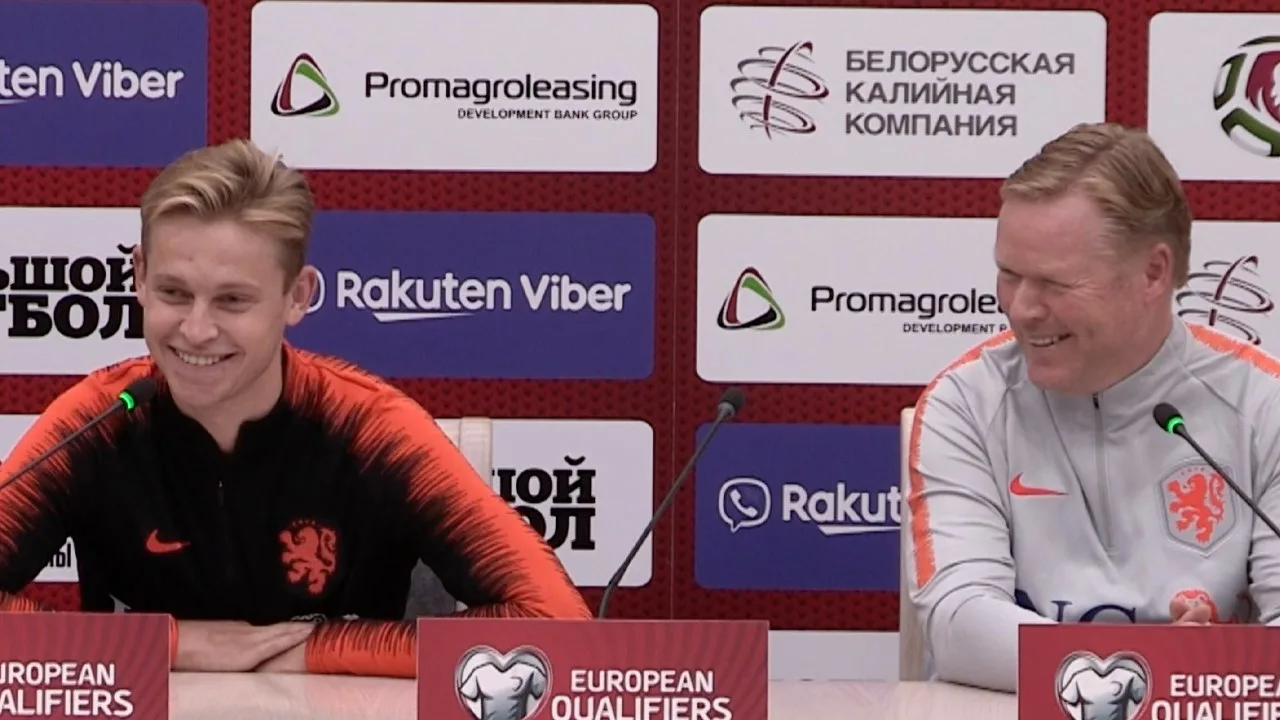 Koeman en Frenkie de Jong lachen met Wit-Russen