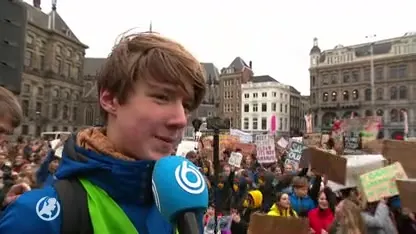 Duizenden scholieren lopen klimaatmars in Amsterdam