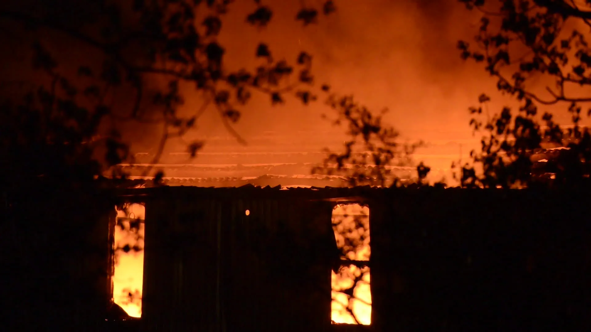 Grote brand legt loods afvalverwerker Wateringen in de as