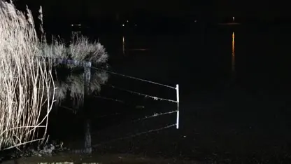 Auto rijdt de Maas in bij Oijen