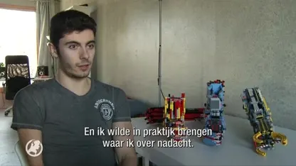 Jongen geboren zonder rechter onderarm, bouwt eigen prothese van LEGO