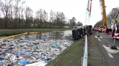 Dronken chauffeur parkeert vrachtwagen met 30 ton huisvuil in kanaal