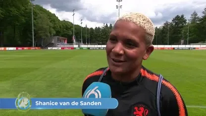 Oranje Leeuwinnen tijdens training dolblij elkaar weer te zien