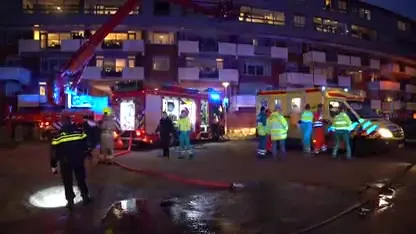 Bewoners met hoogwerkers geëvacueerd na flatbrand in Rotterdam