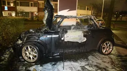 Geparkeerde auto uitgebrand na explosie, resten van molotovcocktail gevonden