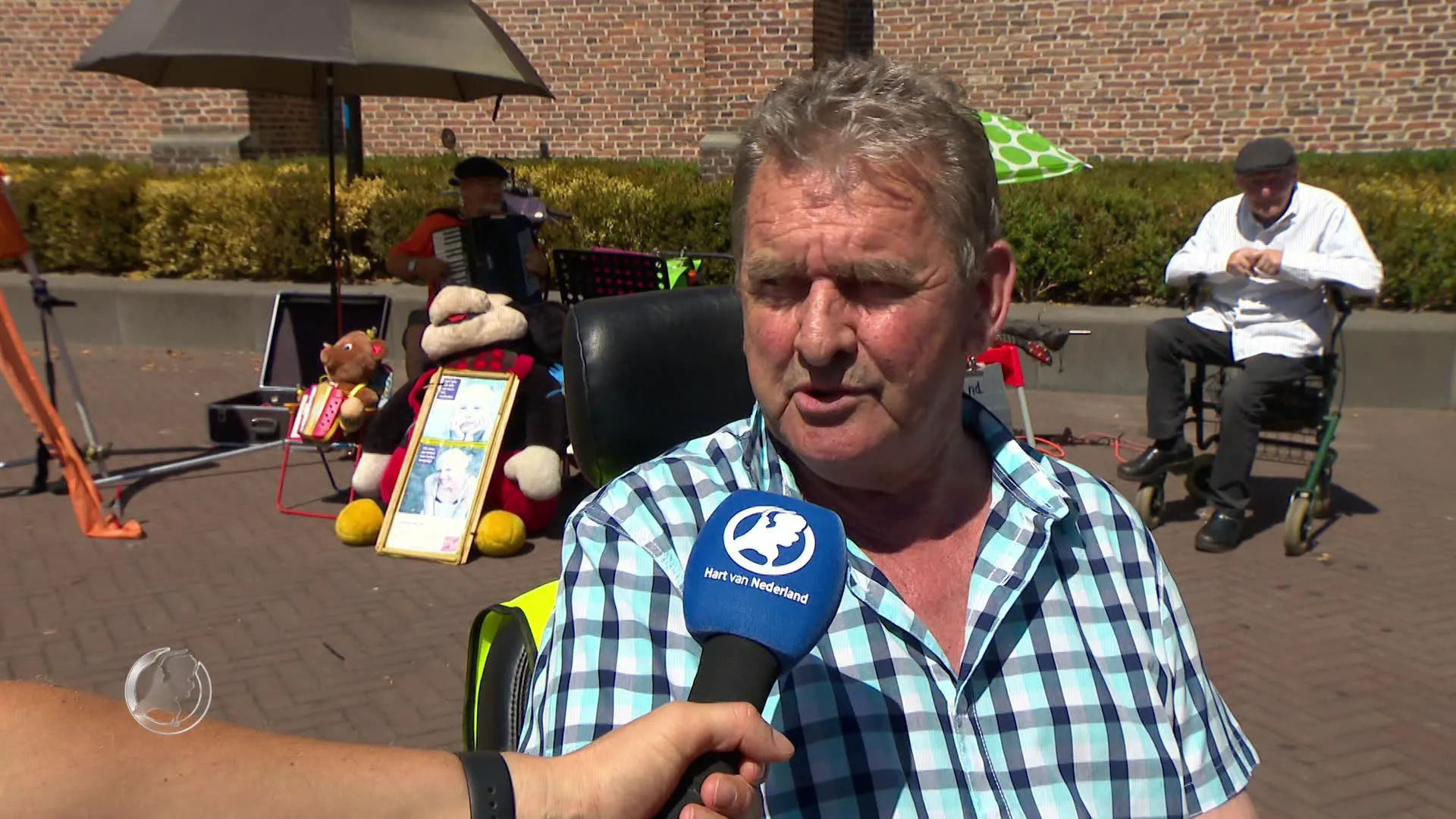 Accordeonist Juul bekogeld met eieren en stopt met spelen voor KiKa