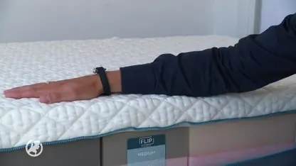 Op dit matras brengt Maarten van der Weijden zijn korte nachtjes door