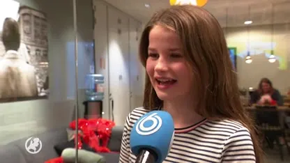 Huilende Sarah krijgt pakkerd van koningin Maxima