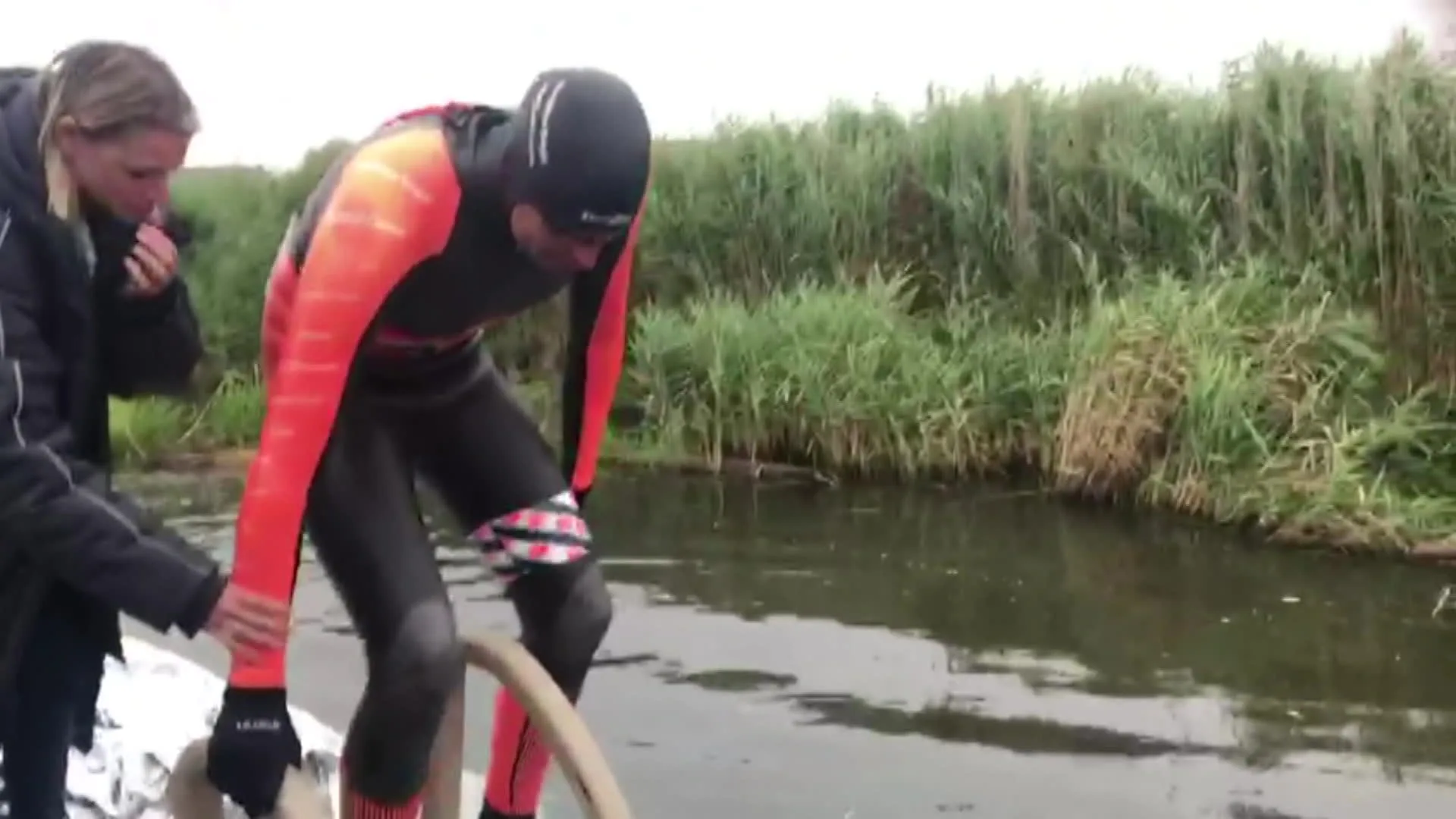 Maarten krijgt een flinke knuffel van zijn partner Daisy en zwemt weer verder