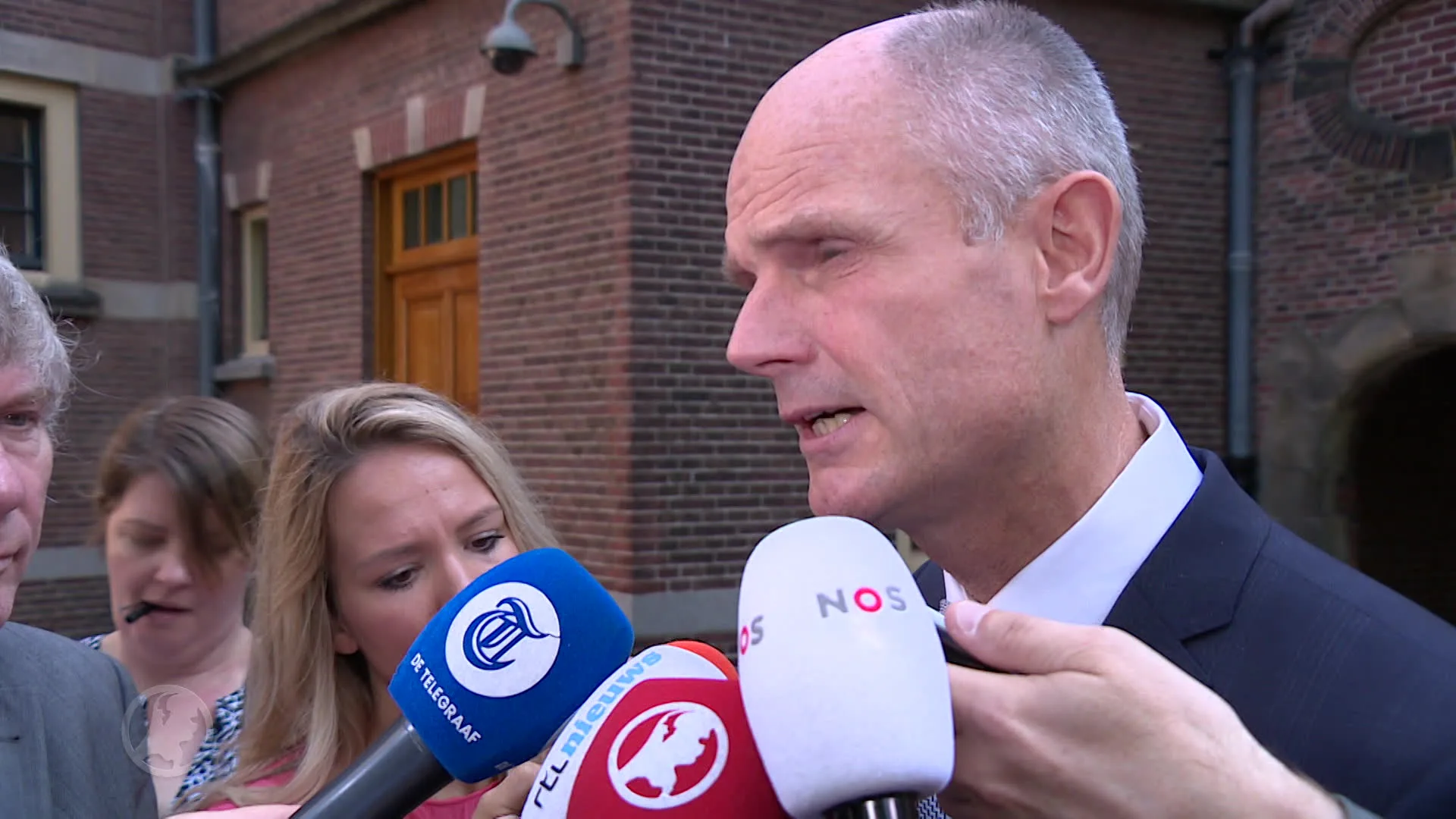 Minister Blok: 'Kan me goed voorstellen wat het bij nabestaanden losmaakt'