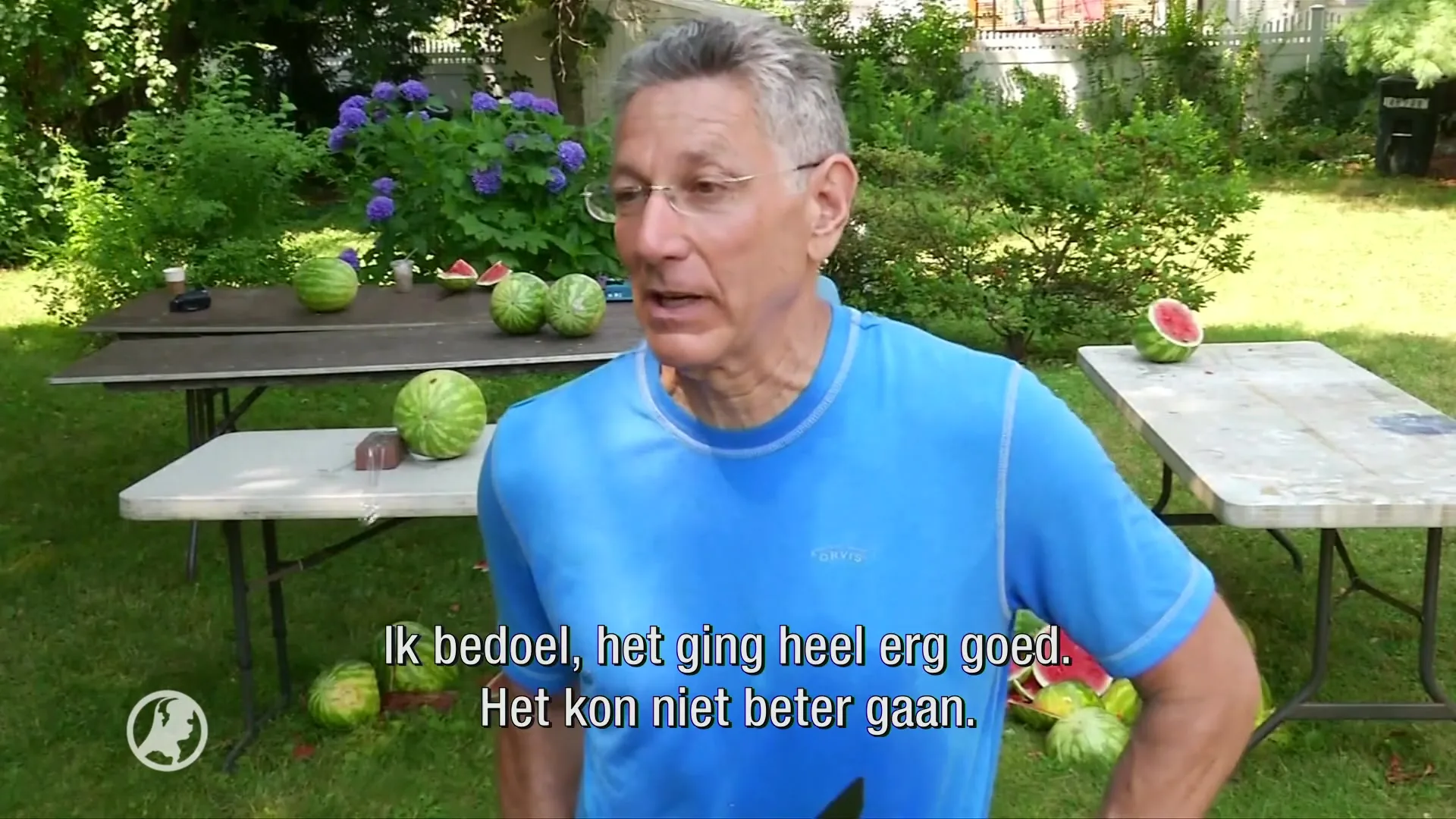 Man snijdt watermeloenen op buik voor wereldrecord