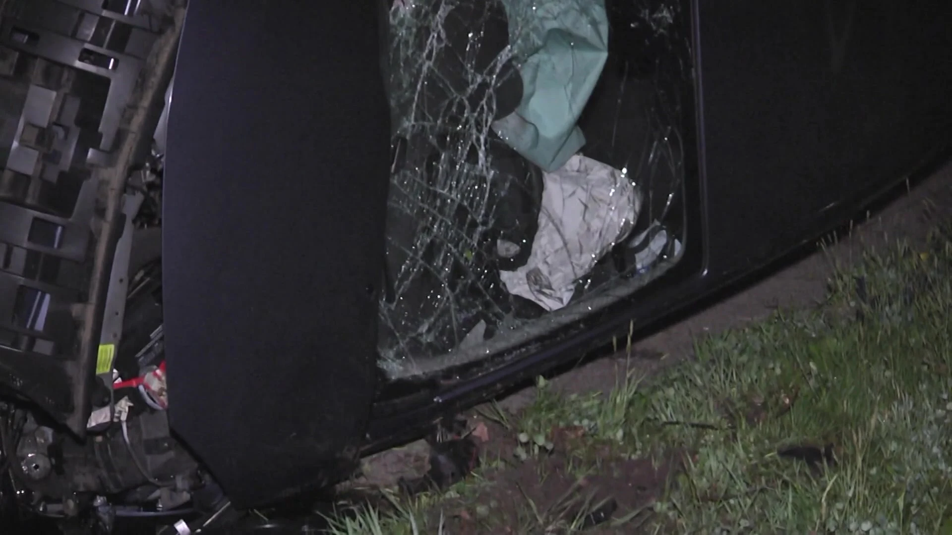 Auto knalt tegen boom en komt op zijn kant terecht in Elim