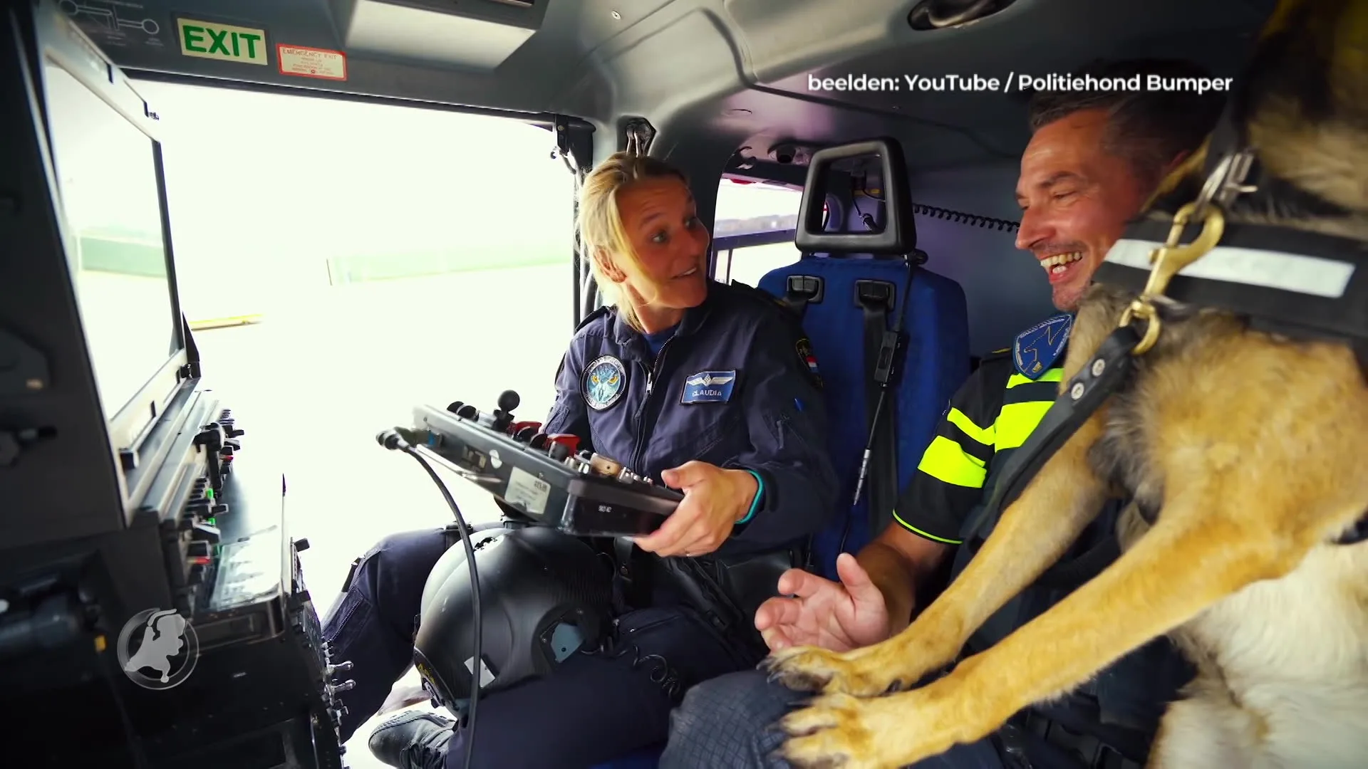 Politiehond Bumper kijkt een dagje mee bij de Dienst Luchtvaart Politie