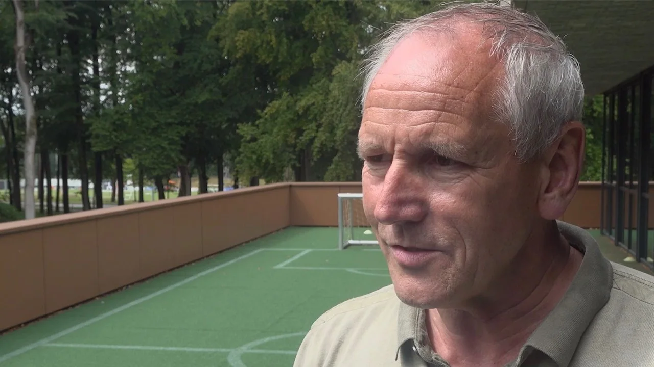 Van Egmond nodigt voetballers uit om te komen fluiten: ‘Gebrek aan goede scheidsrechters’