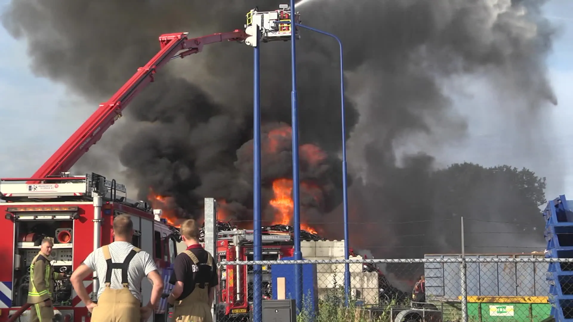 Enorme brand in afvalberg Nieuw-Dordrecht