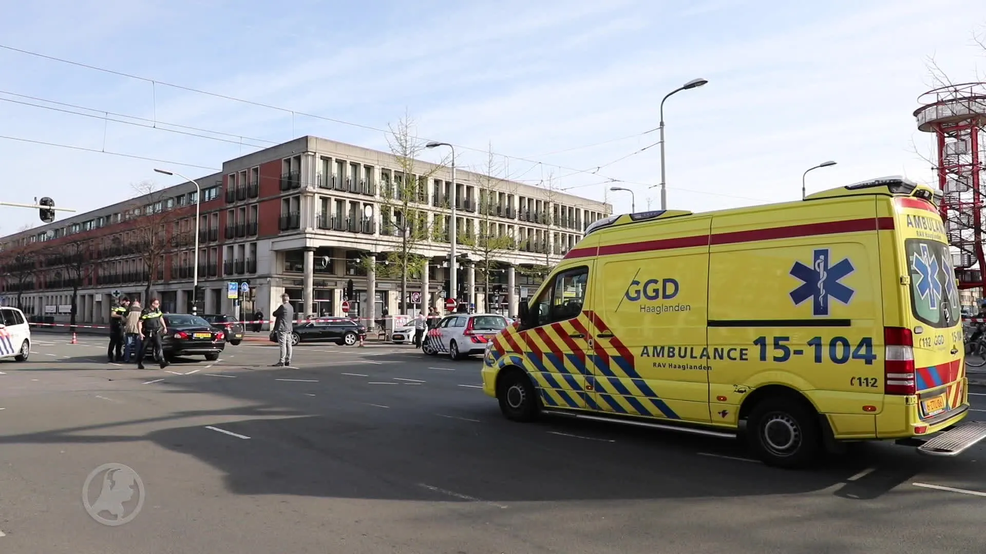 Auto op zijn kop in Den Haag na botsing
