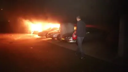 Enorme rookwolken na autobranden bij Haagse flat