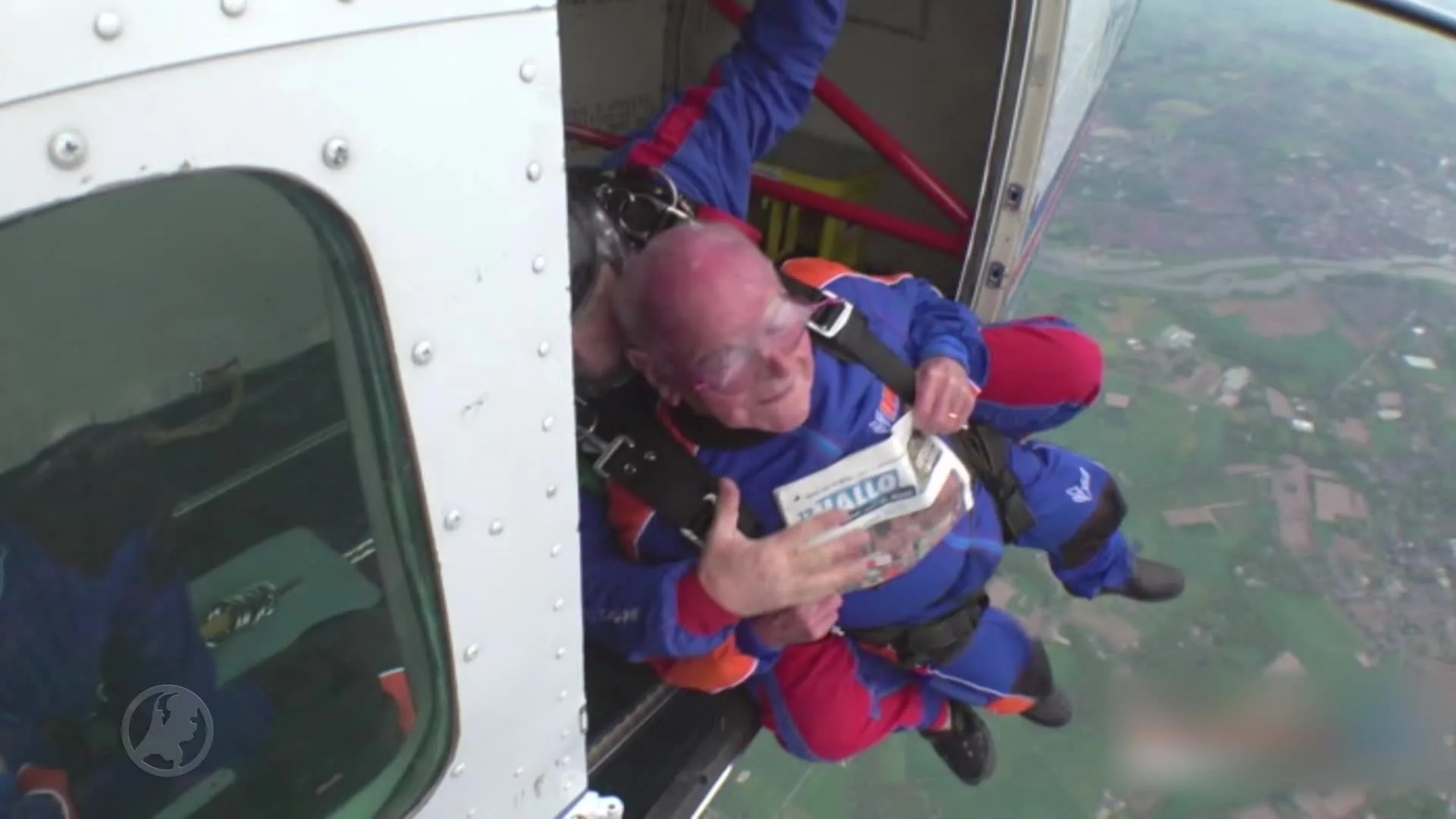 Van onderen! Opa Antoon (95) één na oudste skydiver van Nederland