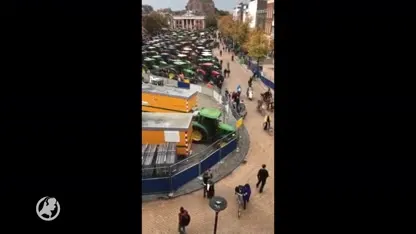 Boer rijdt door hekken bouwplaats Groningen