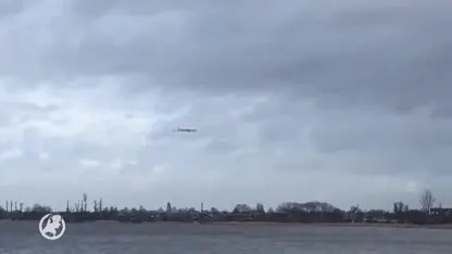 KLM-toestel begeleid door vier F-16's boven centrum Amsterdam