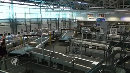 Een drukte van bij jewelste bij postsorteercentrum op Black Friday