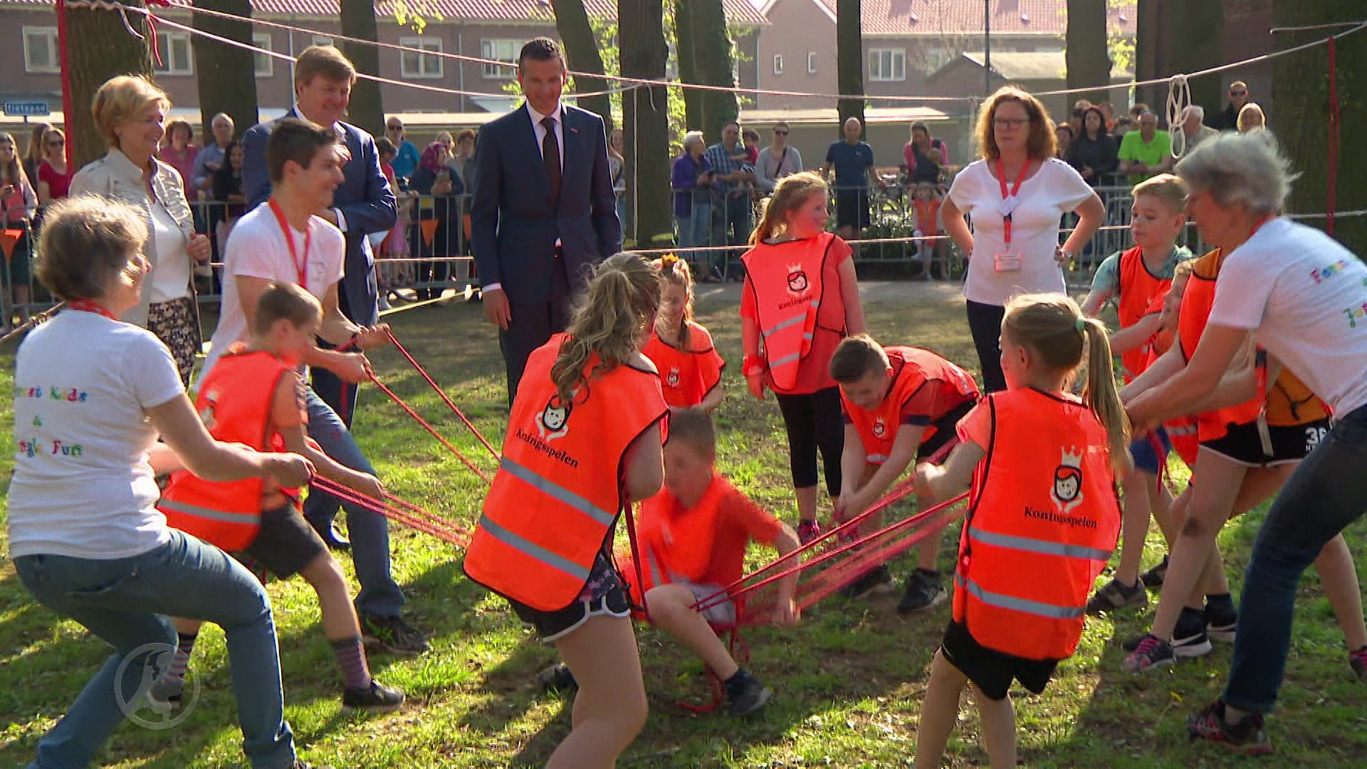 Koning opent Koningsspelen in zonovergoten Twello
