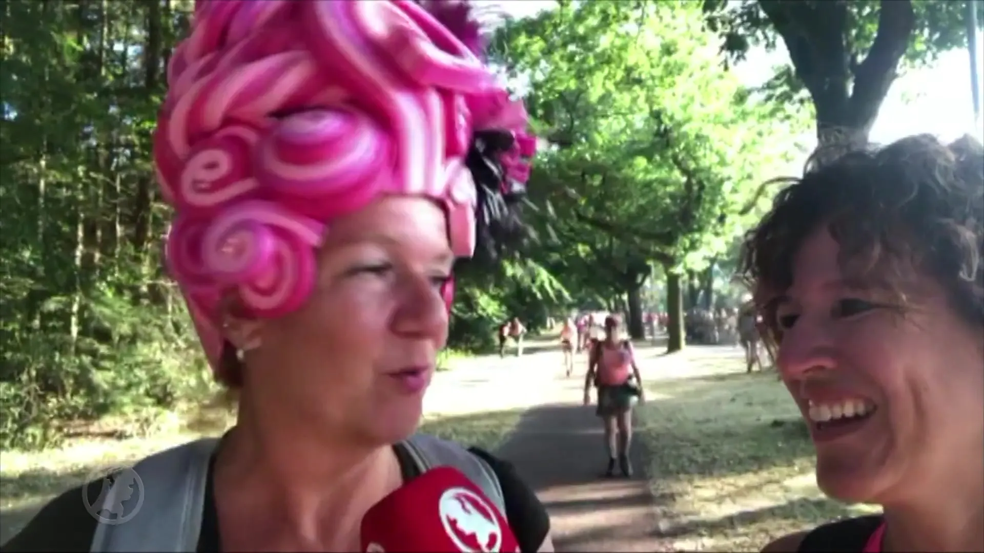 Evelien ziet hoe de wandelaars Roze Woensdag erg serieus nemen