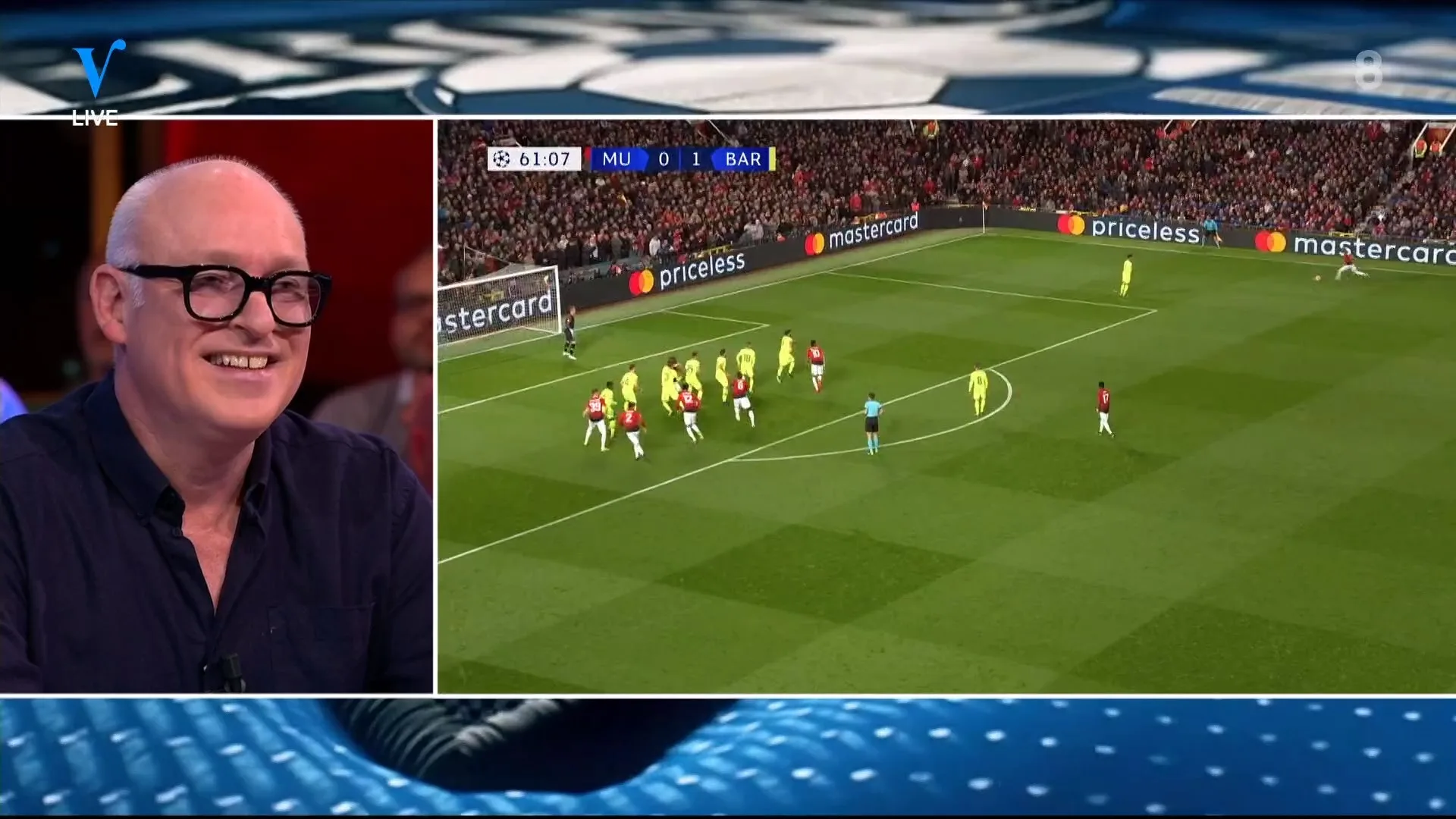 René lacht om mislukte voorzetten Young