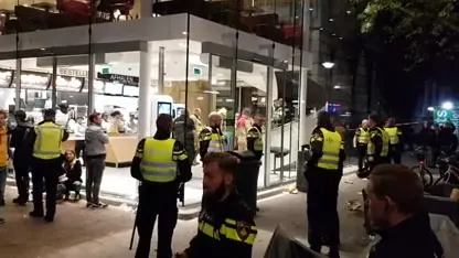 Beveiliger zwaargewond na grote vechtpartij in McDonald's Rotterdam