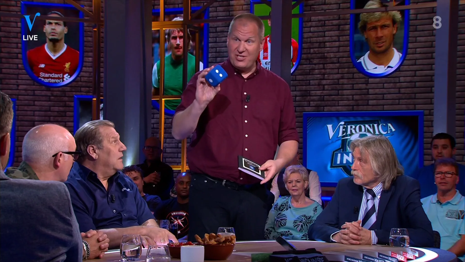 Voorzitter van Johan Derksen-fanclub doet magische goocheltruc