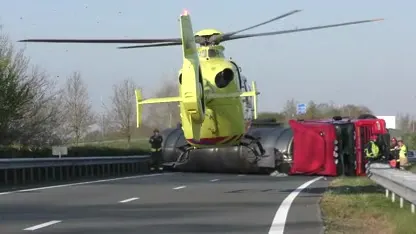 Tankwagen met 30.000 liter mest kantelt op N33