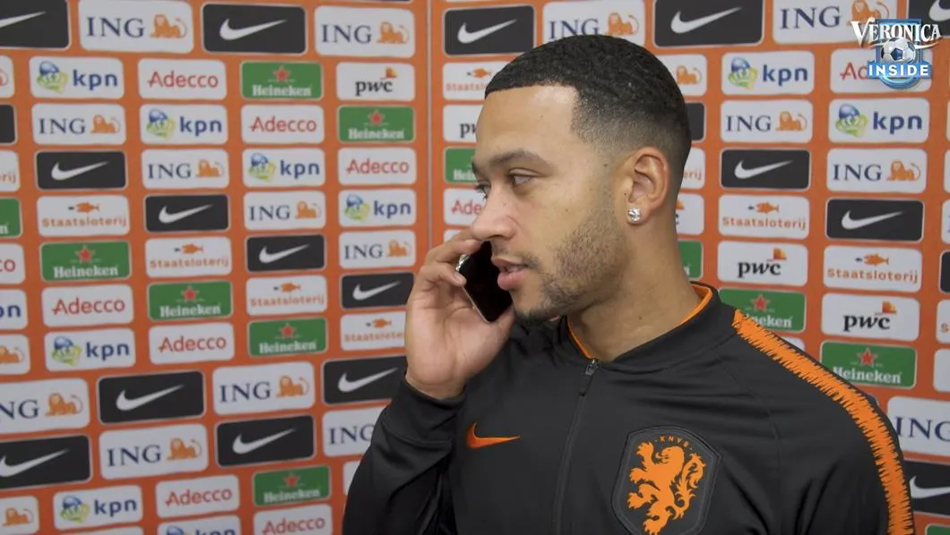 Memphis krijgt belletje van alarmcentrale tijdens interview