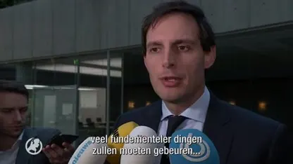 Emotioneel gesprek Hoekstra met gedupeerden toeslagenaffaire: 'Schaamrood op kaken'
