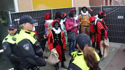 Vrouw met steekwapen en elf Pegida-aanhangers aangehouden bij landelijke intocht Sinterklaas