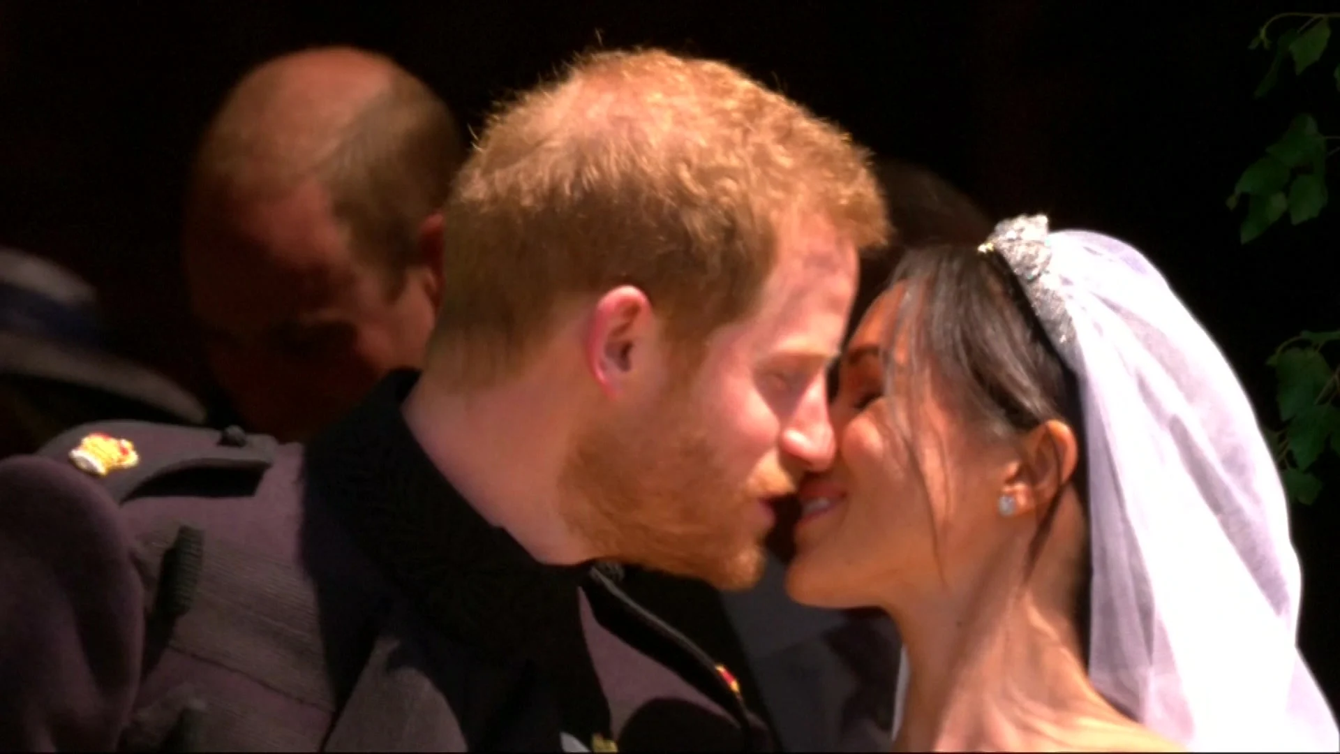 Het moment: dit is dé kus van Meghan en Harry