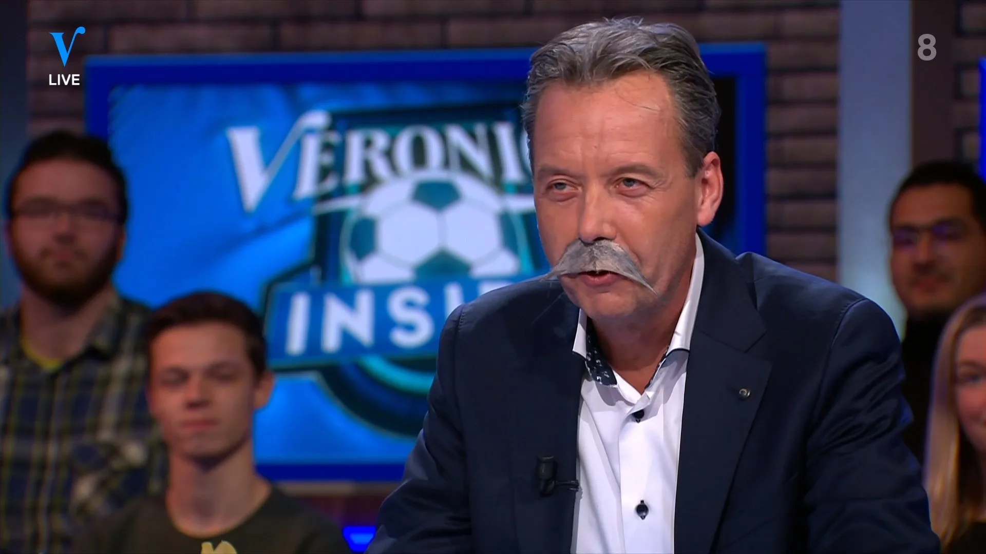 Valentijn pronkt op stoel Johan